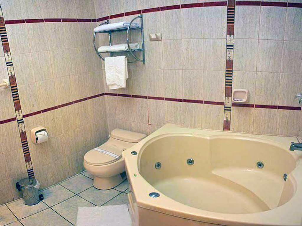 Hotel & Suites La Posada De Lobo Iquitos Eksteriør billede